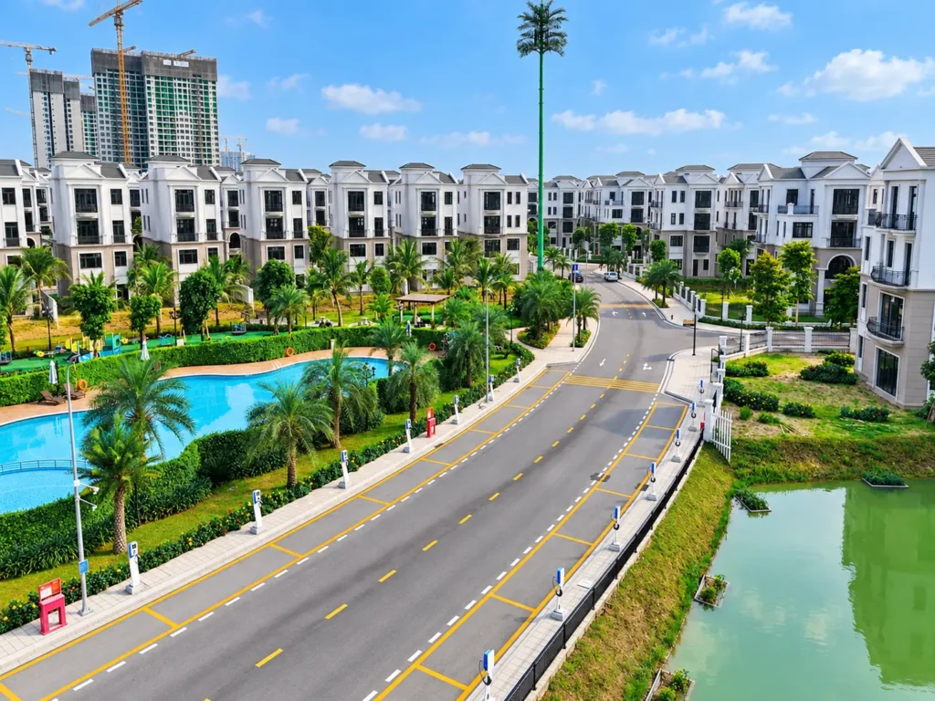 Bể bơi và trục đường lớn, phân khu Đảo Ngọc