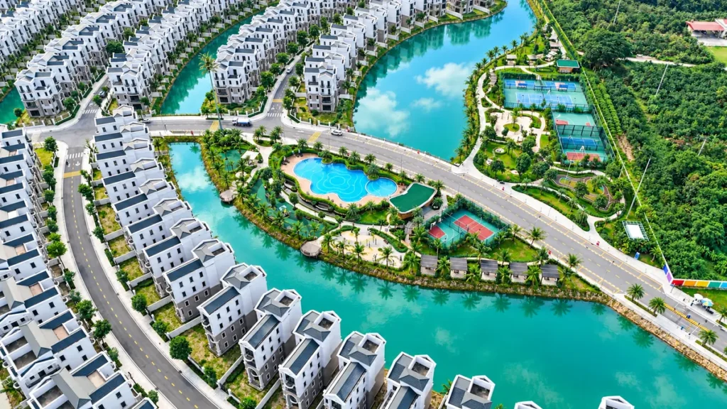Bể bơi và sân tennis nội khu Đảo Ngọc
