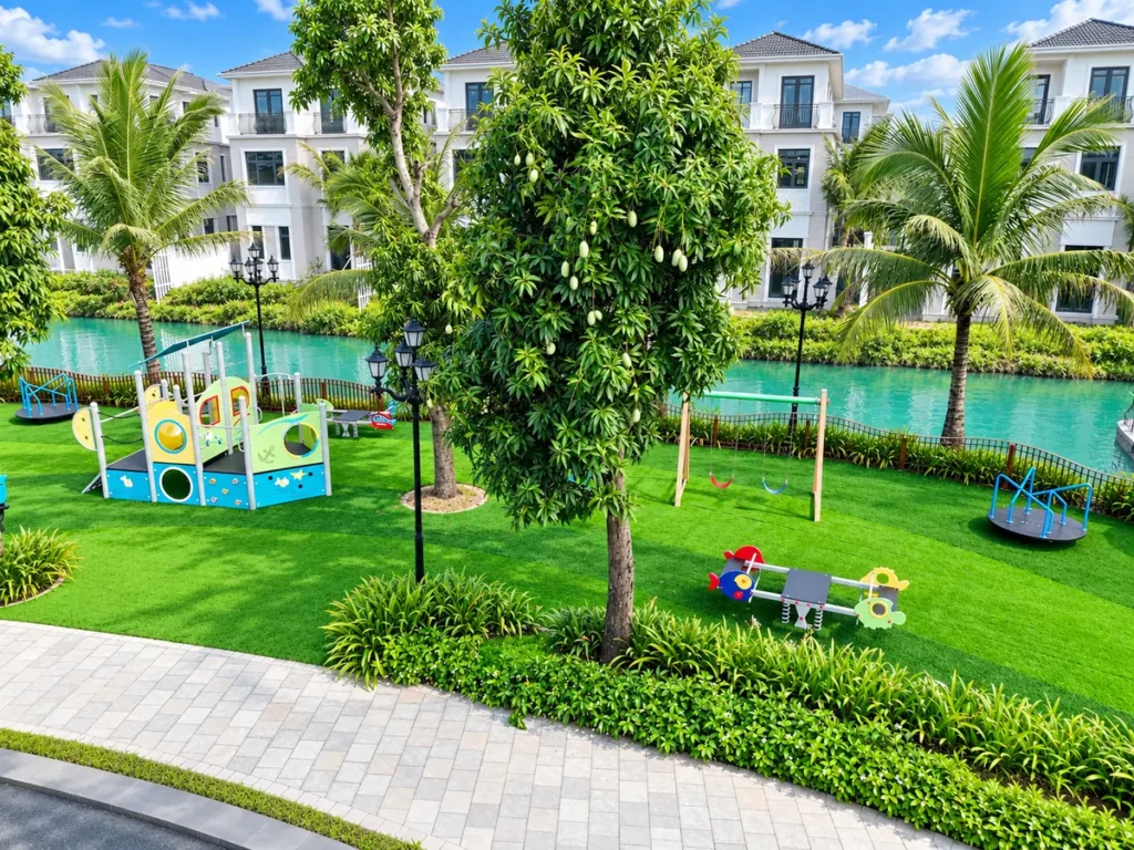 Sân chơi trẻ em ven hồ Đảo Ngọc